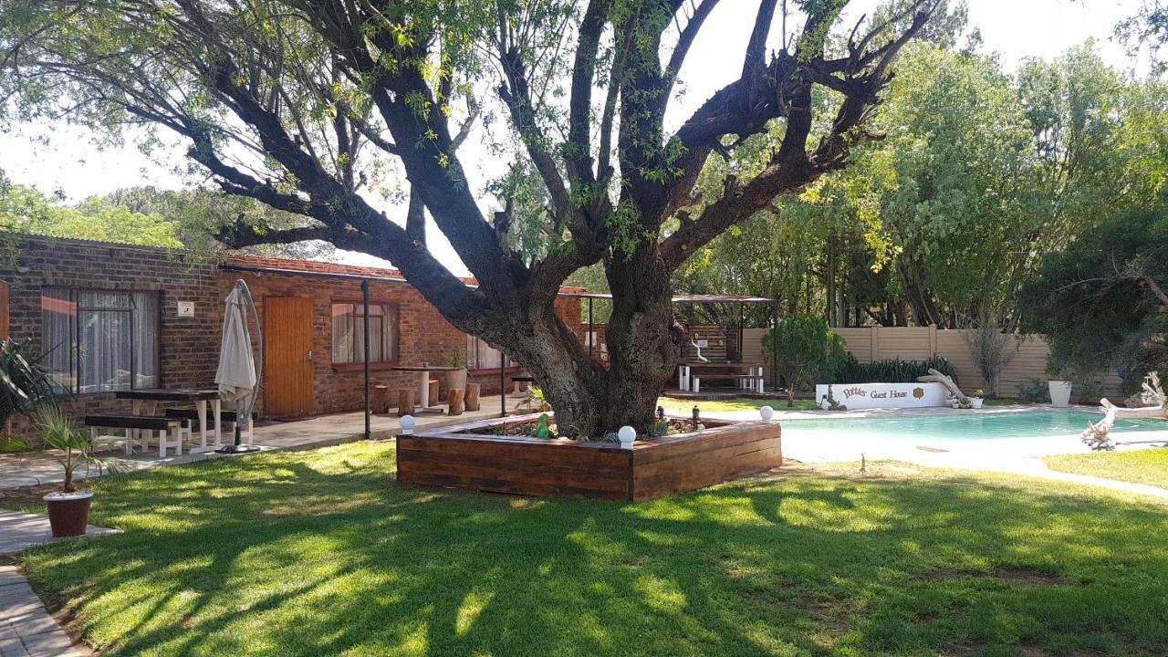 Potties Guesthouse De Aar Exterior foto