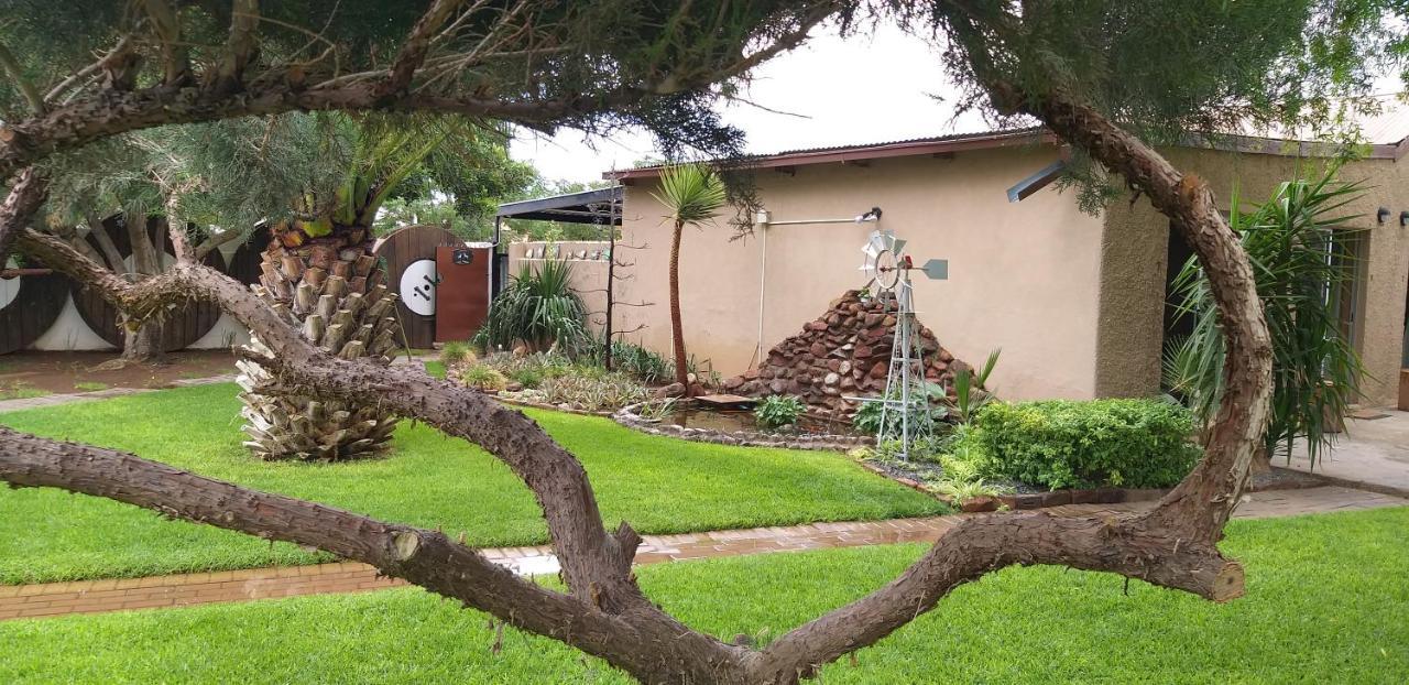 Potties Guesthouse De Aar Exterior foto